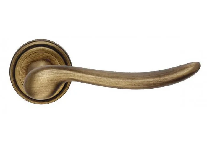 Linea Cali Beta handle on round rose 11, patina